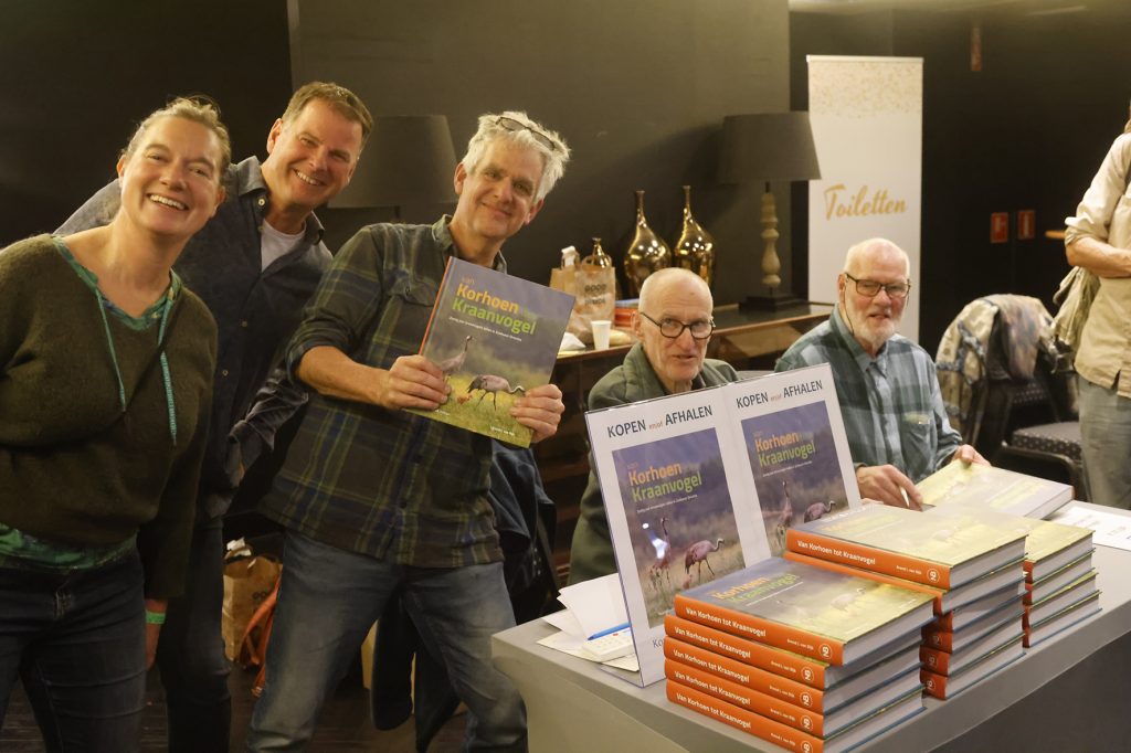Arend van Dijk (rechts) en Joop Kleine signeren hun boek voor belangstellenden op de landelijke Sovondag. Boekverkopers Sanne van Gemerden en Norbert Kwint, en voorzitter Simon Bijl zijn minstens zo blij met het fraaie resultaat van jarenlange arbeid (foto Harvey van Diek/Sovon)