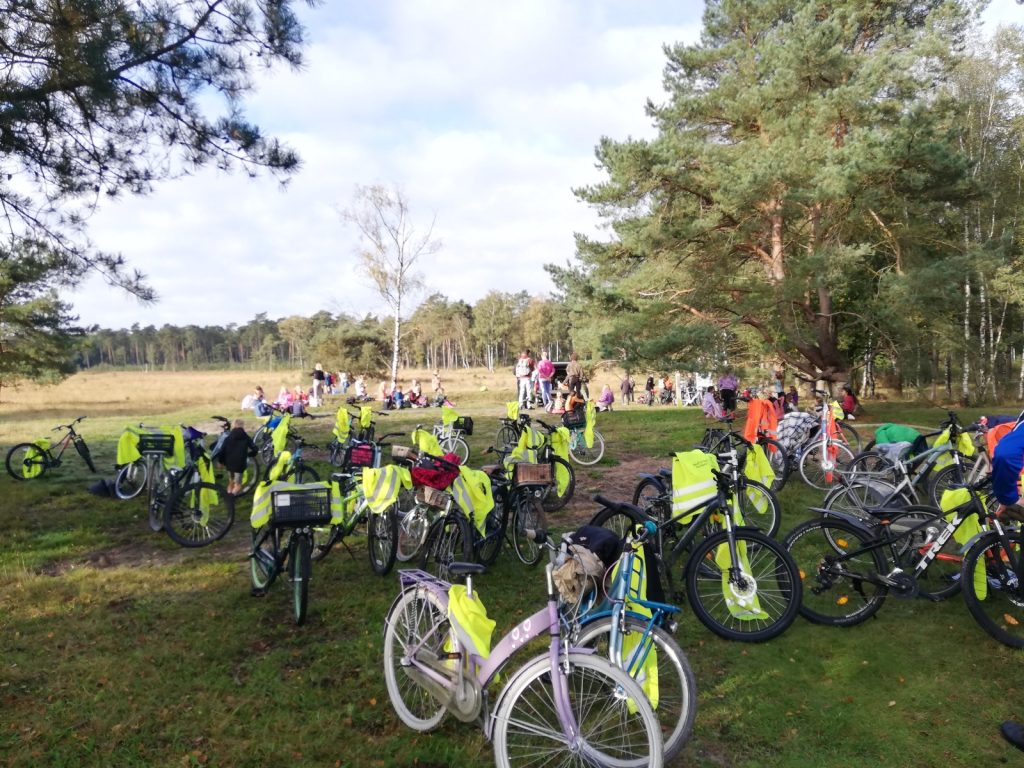 Heerlijk een ochtend buiten. Eerst op de fiets van school naar het Uffelterveen en dan de spierballen gebruiken op de hei onder een stralend zonnetje (foto Han Wonink)