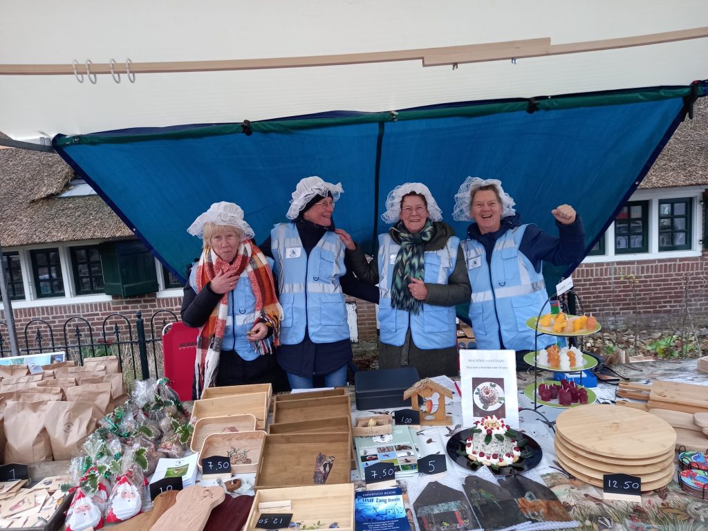 Net als in voorgaande jaren verwelkomen op 20 december onze enthousiaste PR-vrijwilligers bezoekers van de Dickens Kerstmarkt en verkopen aan hen vogelproducten