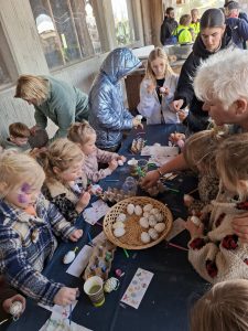 Kinderen waren tijdens het kroamschudd’n op Tweede Paasdag zeer welkom bij onze kraam