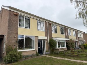 In opdracht van woningcorporatie Actium zijn in Havelte aan de eindgevel speciale nestkasten ingemetseld en dakpannen geplaatst